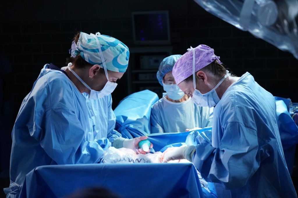 Addison (played by Kate Walsh) and Meredith (played by Ellen Pompeo) doing a uterine transplant surgery together