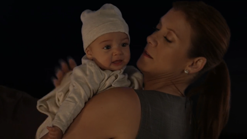 Still of Addison (played by Kate Walsh) soothing a fussy baby Henry from Private Practice 5x20