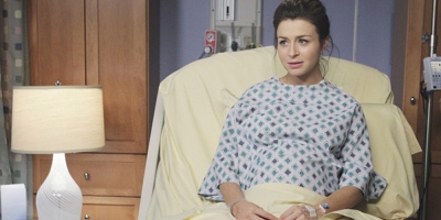 Still of Amelia (played by Caterina Scorsone) in a hospital bed from Private Practice 5x22