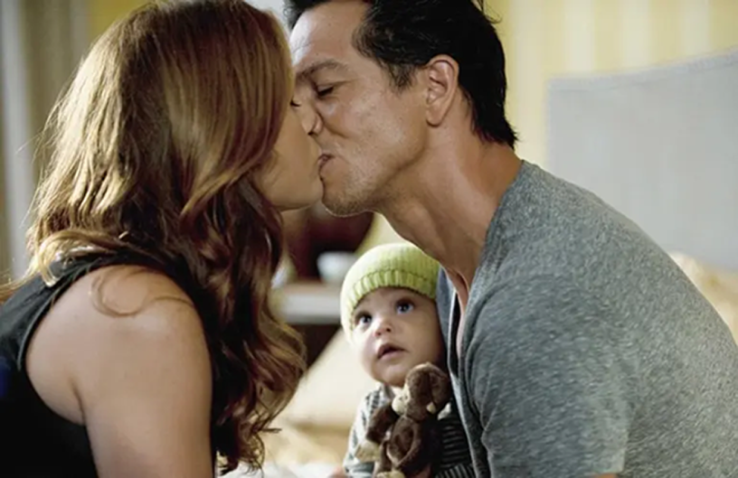 Still of Jake (played by Benjamin Bratt) and Addison (played by Kate Walsh) kissing while a baby Henry looks up at them