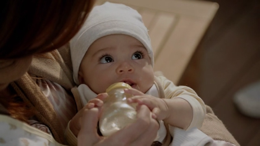 Still of Addison (played by Kate Walsh) feeding baby Henry a bottle from Private Practice 5x21