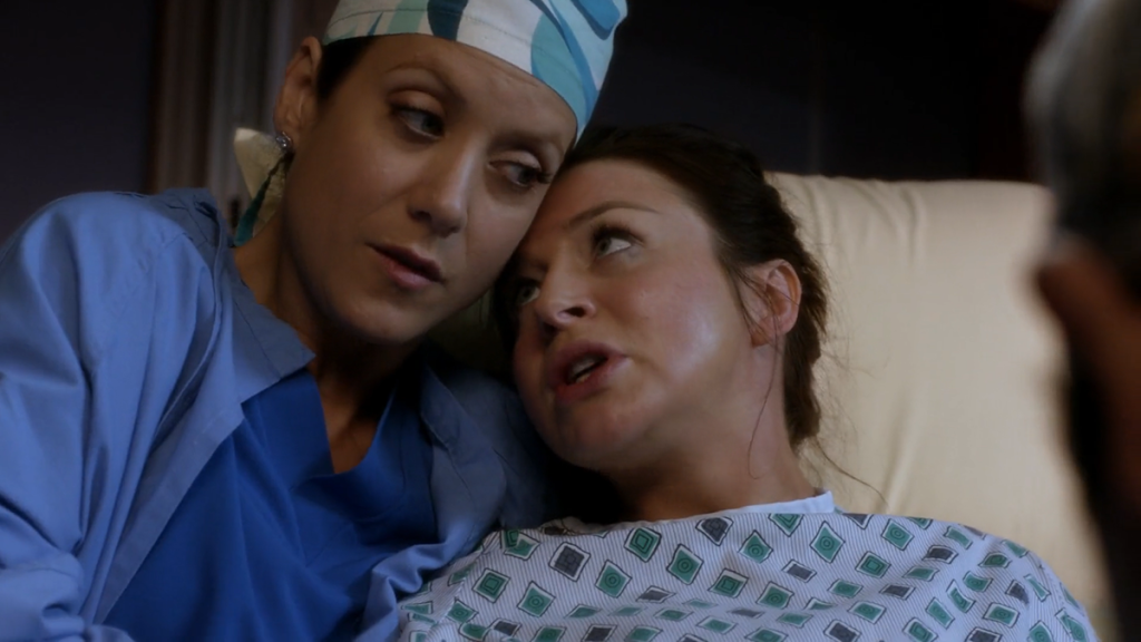 Still of Amelia (played by Caterina Scorsone) in active labor holding onto Addison (played by Kate Walsh) from Private Practice 5x22